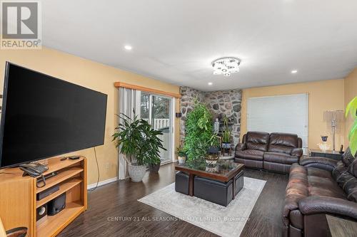 19 Golfview Drive, Bancroft, ON - Indoor Photo Showing Living Room