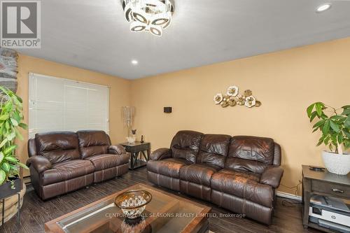 19 Golfview Drive, Bancroft, ON - Indoor Photo Showing Living Room