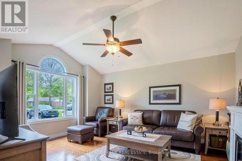 6 Ellard Court, Kawartha Lakes, ON - Indoor Photo Showing Living Room