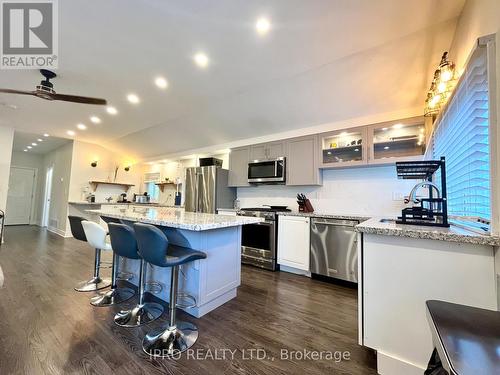 44 Oak Avenue, East Gwillimbury, ON - Indoor Photo Showing Kitchen With Upgraded Kitchen