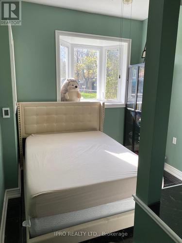 44 Oak Avenue, East Gwillimbury, ON - Indoor Photo Showing Bedroom