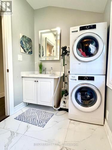 44 Oak Avenue, East Gwillimbury, ON - Indoor Photo Showing Laundry Room