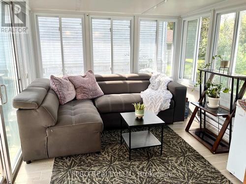 44 Oak Avenue, East Gwillimbury, ON - Indoor Photo Showing Living Room