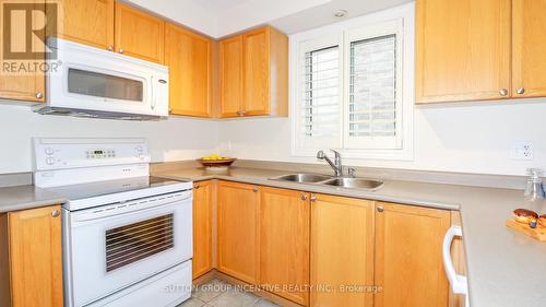 137 Dean Avenue, Barrie, ON - Indoor Photo Showing Kitchen With Double Sink