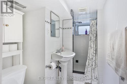 Lower - 61 Delaware Avenue, Toronto, ON - Indoor Photo Showing Bathroom
