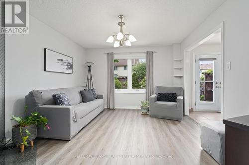 3455 Cherrington Crescent, Mississauga, ON - Indoor Photo Showing Living Room