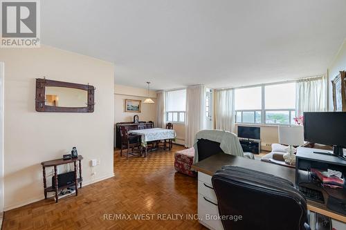 1109 - 451 The West Mall, Toronto, ON - Indoor Photo Showing Living Room