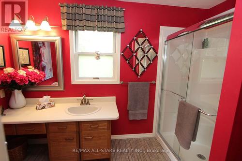 70 Balaclava Street, Kawartha Lakes, ON - Indoor Photo Showing Bathroom