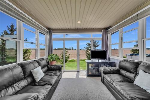 258 4Th Line, Caledonia, ON -  Photo Showing Living Room