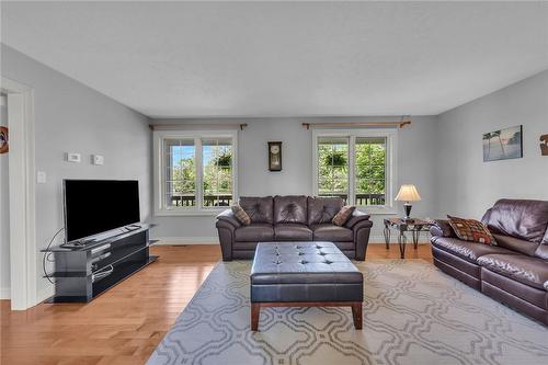 258 4Th Line, Caledonia, ON - Indoor Photo Showing Living Room