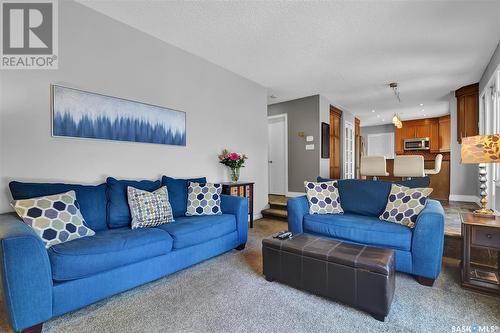 54 Mayfield Road, Regina, SK - Indoor Photo Showing Living Room