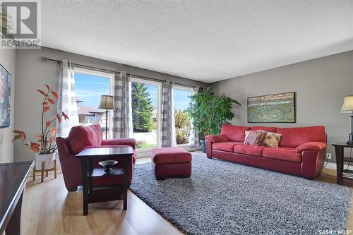 54 Mayfield Road, Regina, SK - Indoor Photo Showing Living Room