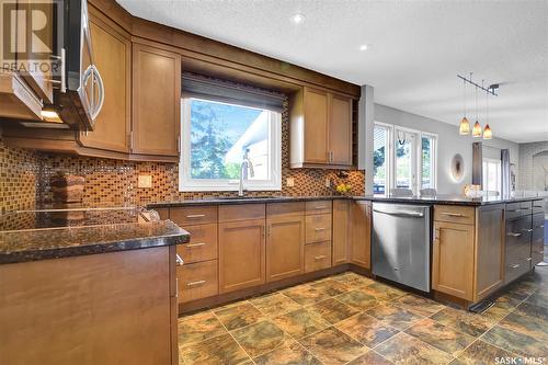 54 Mayfield Road, Regina, SK - Indoor Photo Showing Kitchen