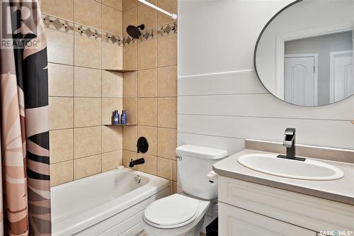215 Eastman Cove, Saskatoon, SK - Indoor Photo Showing Bathroom