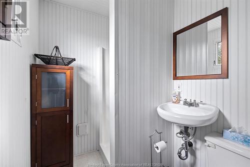 288 Victoria, Essex, ON - Indoor Photo Showing Bathroom