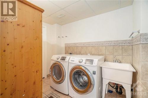 Early fall - 340 Statewood Drive, Ottawa, ON - Indoor Photo Showing Laundry Room