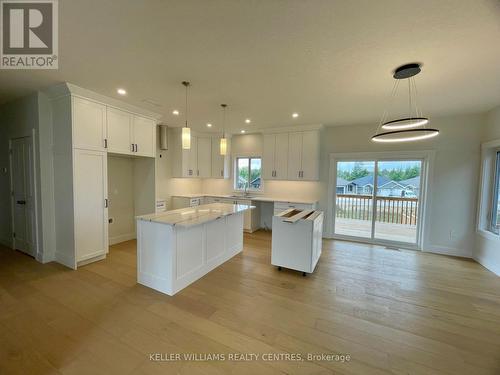 612 26Th Avenue, Hanover, ON - Indoor Photo Showing Kitchen With Upgraded Kitchen