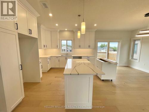 612 26Th Avenue, Hanover, ON - Indoor Photo Showing Kitchen With Upgraded Kitchen