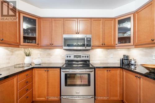 2167 Coldwater Street, Burlington, ON - Indoor Photo Showing Kitchen