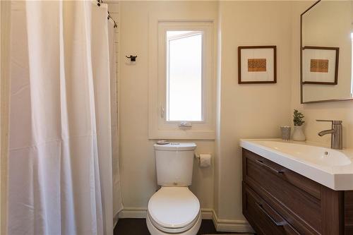 55 Balmoral Avenue N, Hamilton, ON - Indoor Photo Showing Bathroom