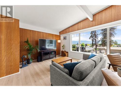 1245 Mountain Avenue, Kelowna, BC - Indoor Photo Showing Living Room