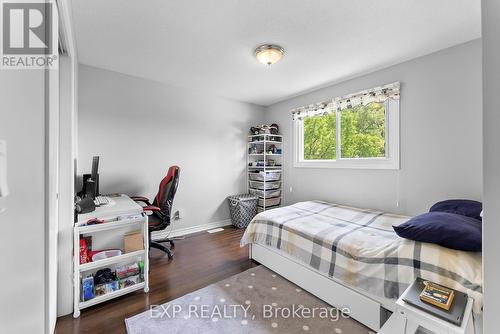 6840 Sunrise Court, Niagara Falls, ON - Indoor Photo Showing Bedroom