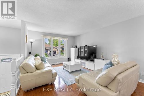 6840 Sunrise Court, Niagara Falls, ON - Indoor Photo Showing Living Room