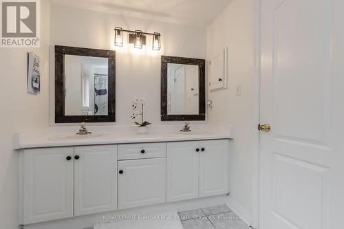 12 Strathroy Crescent, Hamilton, ON - Indoor Photo Showing Bathroom