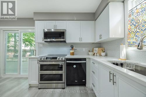 616 Grenfell Drive, London, ON - Indoor Photo Showing Kitchen With Upgraded Kitchen