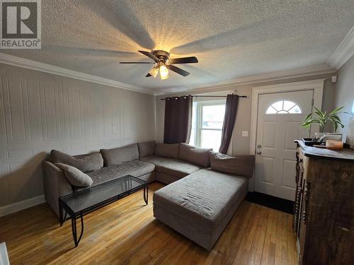 1241 Wellington St E, Sault Ste Marie, ON - Indoor Photo Showing Living Room