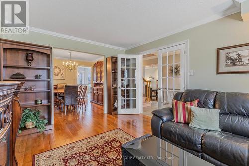 420 Traviss Drive, Newmarket, ON - Indoor Photo Showing Living Room
