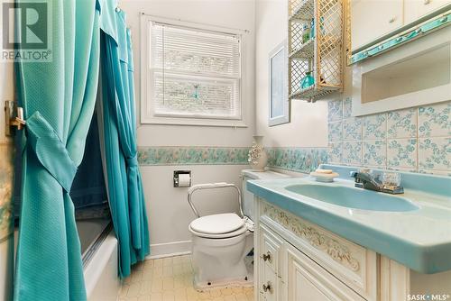 2723 Fleury Street, Regina, SK - Indoor Photo Showing Bathroom