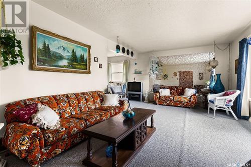 2723 Fleury Street, Regina, SK - Indoor Photo Showing Living Room
