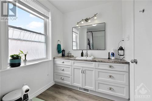 481 Besserer Street, Ottawa, ON - Indoor Photo Showing Bathroom