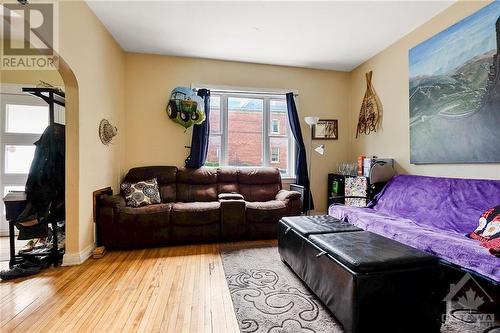 481 Besserer Street, Ottawa, ON - Indoor Photo Showing Living Room