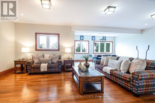 24 Gilson Point Place, Kawartha Lakes, ON - Indoor Photo Showing Living Room