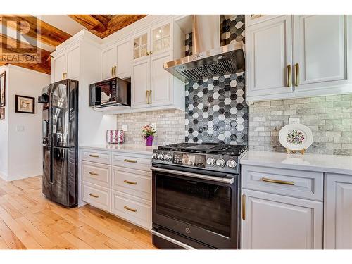 7410 Mclennan Road, Vernon, BC - Indoor Photo Showing Kitchen With Upgraded Kitchen