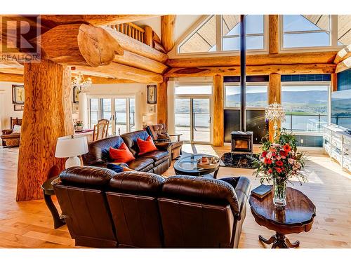 7410 Mclennan Road, Vernon, BC - Indoor Photo Showing Living Room