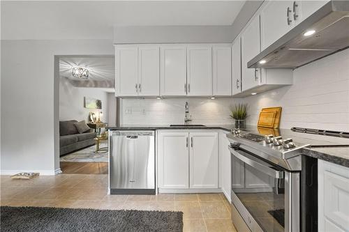 130 Livingston Avenue|Unit #27, Grimsby, ON - Indoor Photo Showing Kitchen With Upgraded Kitchen
