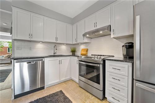 130 Livingston Avenue|Unit #27, Grimsby, ON - Indoor Photo Showing Kitchen With Upgraded Kitchen