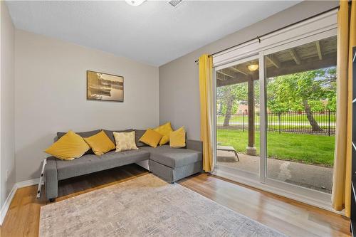 130 Livingston Avenue|Unit #27, Grimsby, ON - Indoor Photo Showing Living Room