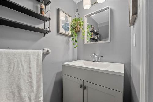 130 Livingston Avenue|Unit #27, Grimsby, ON - Indoor Photo Showing Bathroom