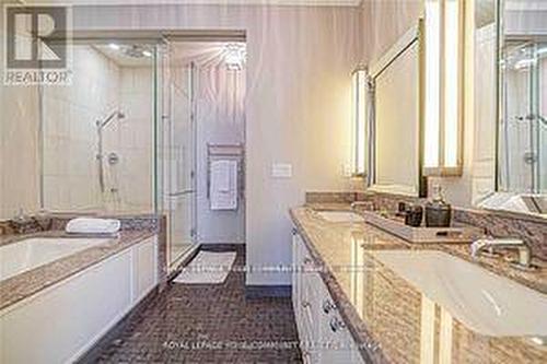 3903 - 183 Wellington Street W, Toronto, ON - Indoor Photo Showing Bathroom
