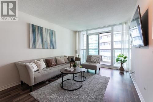 3707 - 19 Grand Trunk Crescent, Toronto, ON - Indoor Photo Showing Living Room