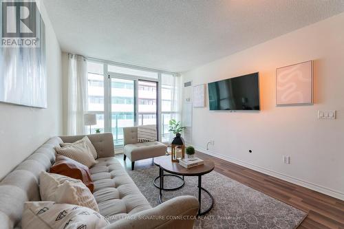 3707 - 19 Grand Trunk Crescent, Toronto, ON - Indoor Photo Showing Living Room