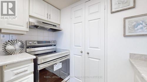 1704 - 285 Enfield Place, Mississauga, ON - Indoor Photo Showing Kitchen