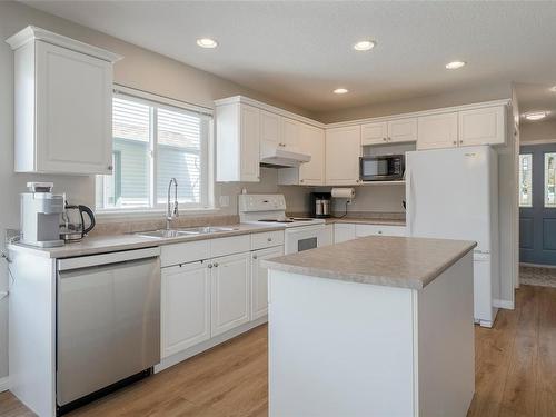 4819 Fairbrook Cres, Nanaimo, BC - Indoor Photo Showing Kitchen