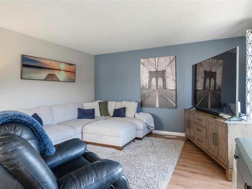 4819 Fairbrook Cres, Nanaimo, BC - Indoor Photo Showing Living Room