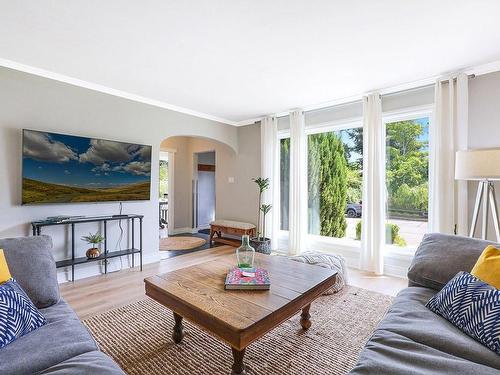 737 11Th St, Courtenay, BC - Indoor Photo Showing Living Room