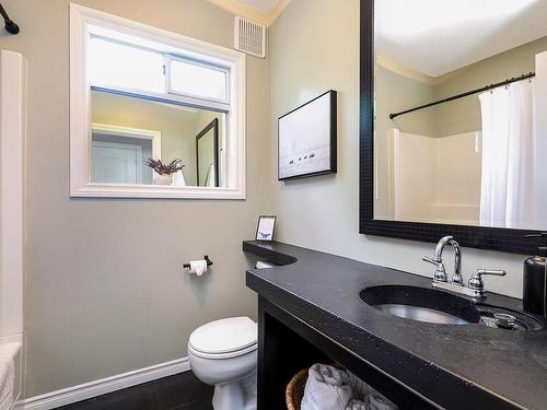 737 11Th St, Courtenay, BC - Indoor Photo Showing Bathroom